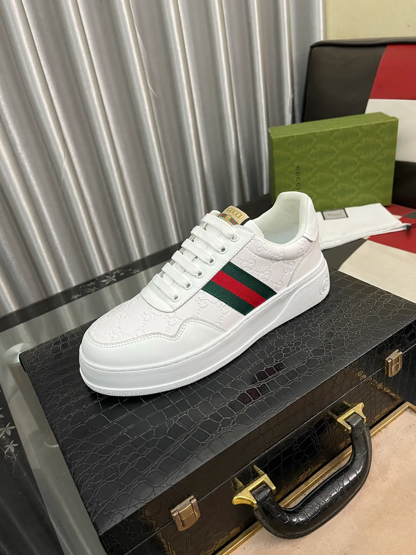 Men's shoes💰420⌚️⌚️[GUCCI] Gucci men's casual shoes are absolutely popular🔥The ultimate matching item for trendy men! The charm of super texture is unstoppable. This is the main recommendation. The upper is made of high-quality cowhide, with pig lining feet and wear-resistant rubber sole. It is noble and elegant! Extremely comfortable🎁🎁You can be as handsome as you want💪 Size 38-44! 2️⃣colors available